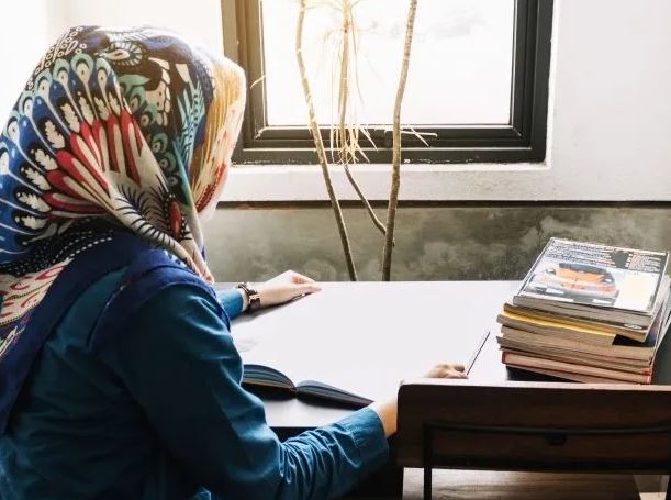 ilustrasi sedang membaca buku