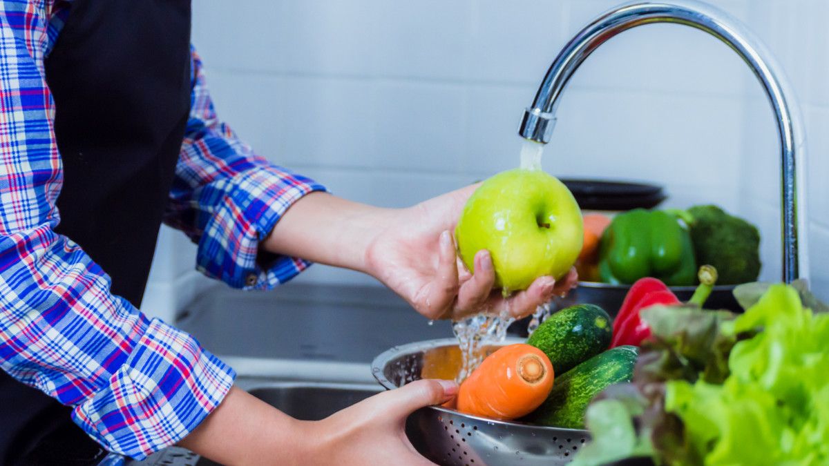 ilustrasi mencuci buah